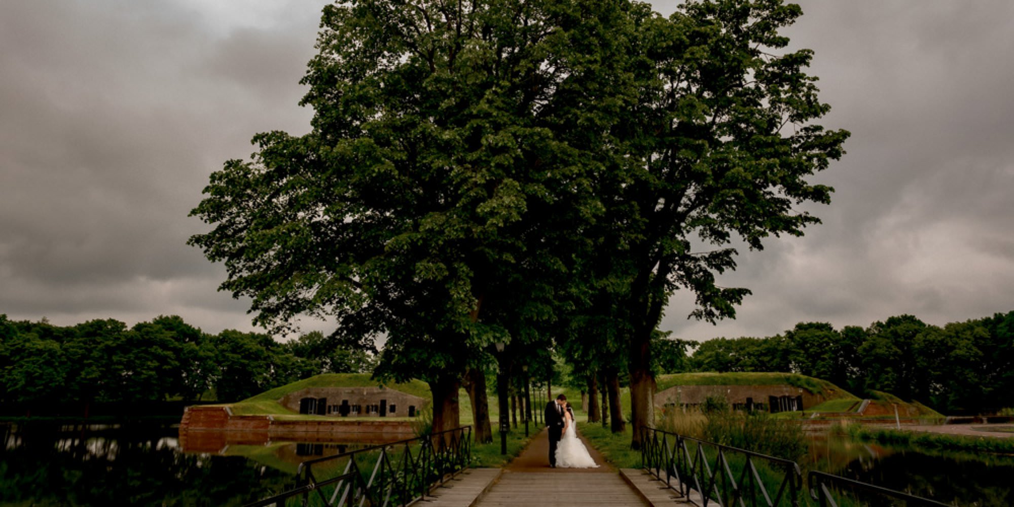 bride and groom portrait in naarden netherlands
